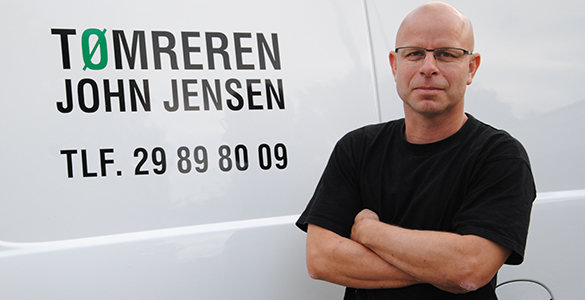 TØMREREN John Jensen foran sin bil