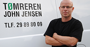 John Jensen, TØMREREN, foran sin bil